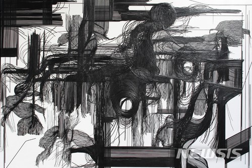 전윤정 '흑발의 라푼젤', 194×130㎝, 캔버스에 라인테이프, 2018