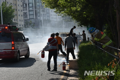 【대구=뉴시스】이통원 기자 = 15일 오후 4시18분께 북구 성북교를 달리던 1t 화물차 짐칸에서 불이 나 영주소방서 명호119안전센터 소속 심영호(61) 소방위가 한달 전 수술을 받은 몸으로 진화작업을 벌였다. 2018.06.15.(사진=북부소방서 제공)photo@newsis.com
