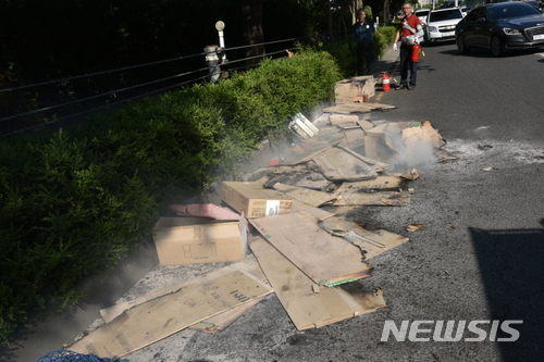 【대구=뉴시스】이통원 기자 = 15일 오후 4시18분께 북구 성북교를 달리던 1t 화물차 짐칸에서 불이 나 수술을 받은 뒤 휴가 중이던 영주소방서 명호119안전센터 소속 심영호(61·오른쪽) 소방위가 13분 만에 진화했다. 2018.06.15.(사진=북부소방서 제공)photo@newsis.com