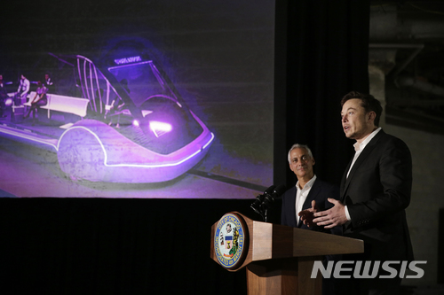 【시카고( 미 일리노이주) = AP/뉴시스】 올해 6월 14일 시카고시에서 공항관련 합작회사에 대해 연설하는 테슬라 CEO 엘론 머스크 회장.