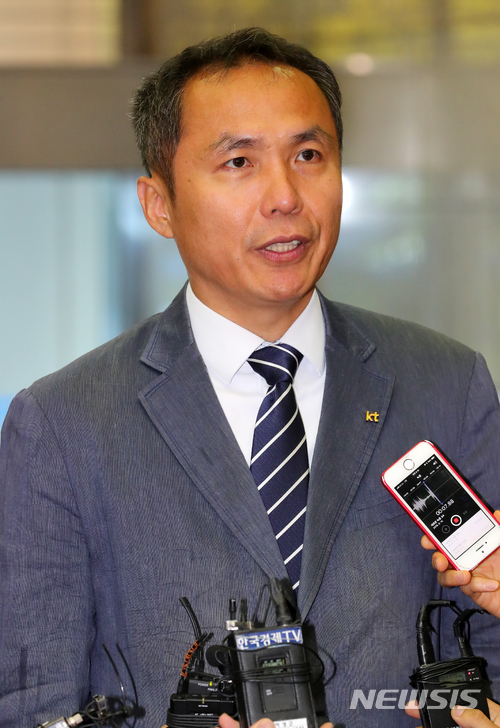 【성남=뉴시스】배훈식 기자 = 김순용 KT 정책협력담당 상무가 15일 오전 경기 성남시 한국정보통신기술협회에서 2018 5세대(5G) 이동통신 주파수 경매에 참여하는 각오를 밝히고 있다. 2018.06.14. dahora83@newsis.com
