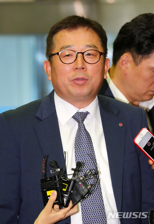 【성남=뉴시스】배훈식 기자 = 강학주 LG유플러스 공정경쟁담당 상무가 15일 오전 경기 성남시 한국정보통신기술협회에서 2018 5세대(5G) 이동통신 주파수 경매에 참여하는 각오를 밝히고 있다. 2018.06.14. dahora83@newsis.com