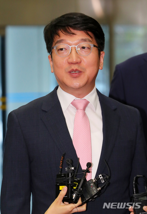 【성남=뉴시스】배훈식 기자 = 임형도 SKT 정책협력실 상무가 15일 오전 경기 성남시 한국정보통신기술협회에서 2018 5세대(5G) 이동통신 주파수 경매에 참여하는 각오를 밝히고 있다. 2018.06.14. dahora83@newsis.com