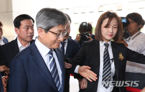 【서울=뉴시스】전진환 기자 = 김명수 대법원장이 15일 오전 서울 서초구 대법원으로 출근해 기자들의 질문에 말 없이 들어가고 있다. 2018.06.15. amin2@newsis.com