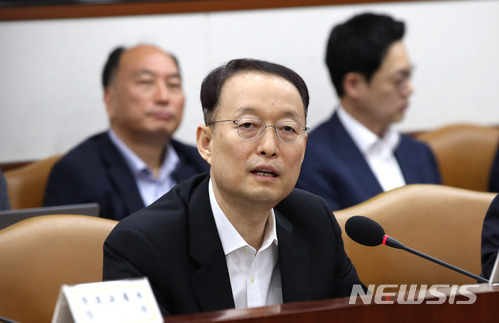 【서울=뉴시스】김선웅 기자 = 백운규 산업통상자원부 장관이 15일 오전 서울 종로구 정부서울청사에서 열린 대외경제장관회의에서 모두발언을 하고 있다. 2018.06.15. mangusta@newsis.com