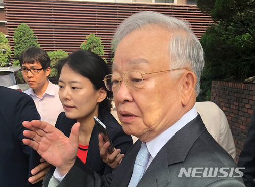 【서울=뉴시스】한주홍 기자 = 한국경영자총협회 손경식 회장이 15일 오전 송영중 경총 부회장의 거취를 결정하기 위한 회장단 회의가 열리는 서울 중구 장충동 서울클럽을 나와 기자들의 질문에 답하고 있다. 지난 5월 최저임금 산입문제를 놓고 송영중 부회장은 경총의 입장과 달리 노동계 의견을 그대로 수용해 최저임금 위원회로 넘기겠다고 밝혀 일부 회장단이 반발하는 등 논란이 됐다. 2018.06.15. hong@newsis.com