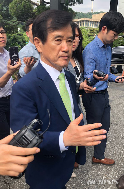 【서울=뉴시스】한주홍 기자 = 15일 오전 송영중 한국경영자총협회 부회장이 자신의 거취가 결정되는 회장단 회의가 열리는 서울 중구 장충동 서울클럽을 나오고 있다. 지난 5월 최저임금 산입문제를 놓고 송영중 부회장은 경총의 입장과 달리 노동계 의견을 그대로 수용해 최저임금 위원회로 넘기겠다고 밝혀 일부 회장단이 반발하는 등 논란이 됐다. 2018.06.15. hong@newsis.com