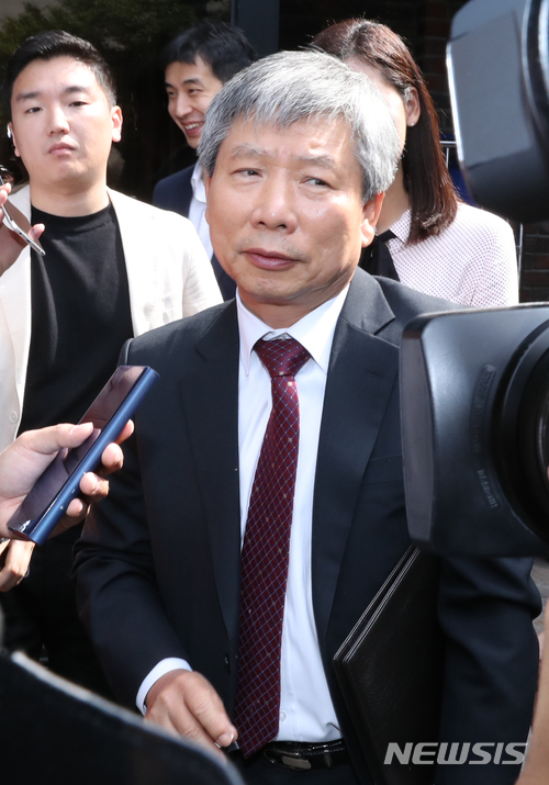 【서울=뉴시스】전진환 기자 = 한국경영자총협회 이동응 전무가 15일 오전 송영중 경총 부회장의 거취를 결정하기 위한 회장단 회의가 열리는 서울 중구 장충동 서울클럽을 나와 기자들의 질문에 답하고 있다. 지난 5월 최저임금 산입문제를 놓고 송영중 부회장은 경총의 입장과 달리 노동계 의견을 그대로 수용해 최저임금 위원회로 넘기겠다고 밝혀 일부 회장단이 반발하는 등 논란이 됐다. 2018.06.15. amin2@newsis.com