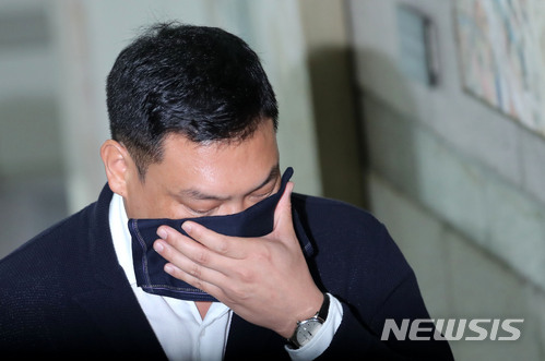 【서울=뉴시스】박주성 기자 = 이찬오 셰프가 지난달 15일 서울 서초구 서울중앙지법에서 열린 1차 공판준비기일에 출석하고 있다. 2018.06.15. park7691@newsis.com