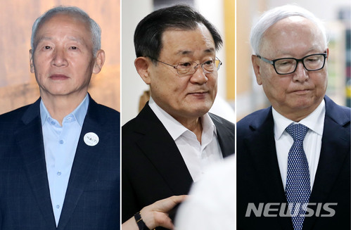 【서울=뉴시스】박주성 기자 = 남재준(왼쪽부터)·이병기·이병호 전 국정원장이 15일 오전 서울 서초구 서울중앙지법에 들어서고 있다. 2018.06.15. park7691@newsis.com