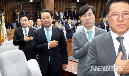 【서울=뉴시스】박영태 기자 = 15일 오전 서울 영등포구 여의도 국회에서 진행된 바른미래당 중앙선거대책위원회 해단식 및 최고위원-국회의원 연석회의에서 박주선 대표와 손학규 상임선대위원장 등 참석자들이 국민의례를 하고 있다. 2018.06.15. since1999@newsis.com