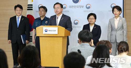 【서울=뉴시스】김선웅 기자 = 15일 오전 서울 종로구 정부서울청사에서 교육부·법무부·행정안전부·여성가족부·경찰청 등 관계기관 합동 브리핑에서 김부겸 행정안전부 장관이 발언을 하고 있다. 정부는 이날 불법촬영과 성차별로 고통받는 여성들의 공포와 분노에 대해 깊이 공감하고 우리 사회에서 완전히 불법 촬영이 완전히 근절될 수 있도록 모든 기관이 나서서 가능한 모든 수단과 자원을 동원해야 한다고 밝혔다. 2018.06.15. mangusta@newsis.com