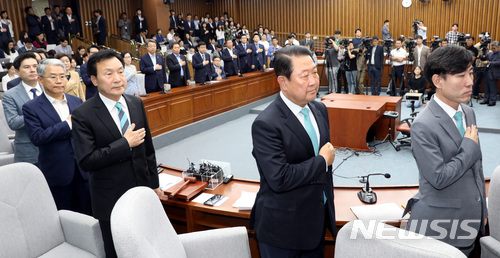 【서울=뉴시스】박영태 기자 = 바른미래당 중앙선거대책위원회 해단식 및 최고위원-국회의원 연석회의 참석한 의원들. 2018.06.15. since1999@newsis.com