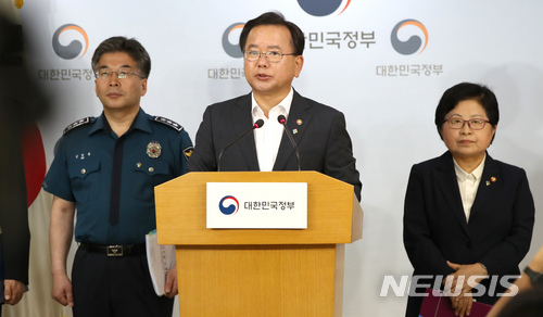 【서울=뉴시스】김선웅 기자 = 15일 오전 서울 종로구 정부서울청사에서 교육부·법무부·행정안전부·여성가족부·경찰청 등 관계기관 합동 브리핑에서 김부겸 행정안전부 장관이 발언을 하고 있다.&nbsp; 정부는 이날 불법촬영과 성차별로 고통받는 여성들의 공포와 분노에 대해 깊이 공감하고 우리 사회에서 완전히 불법 촬영이 완전히 근절될 수 있도록 모든 기관이 나서서 가능한 모든 수단과 자원을 동원해야 한다고 밝혔다. 2018.06.15. mangusta@newsis.com