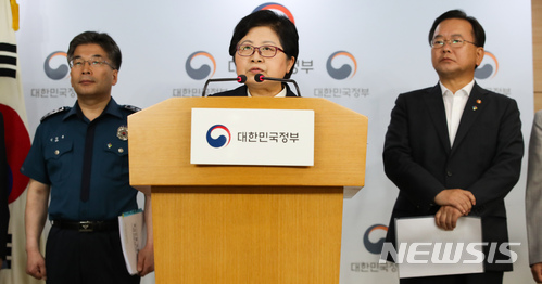 【서울=뉴시스】김선웅 기자 = 15일 오전 서울 종로구 정부서울청사에서 교육부·법무부·행정안전부·여성가족부·경찰청 등 관계기관 합동 브리핑에서 정현백 여성가족부 장관이 발언을 하고 있다.&nbsp; 정부는 이날 불법촬영과 성차별로 고통받는 여성들의 공포와 분노에 대해 깊이 공감하고 우리 사회에서 완전히 불법 촬영이 완전히 근절될 수 있도록 모든 기관이 나서서 가능한 모든 수단과 자원을 동원해야 한다고 밝혔다. 2018.06.15. mangusta@newsis.com