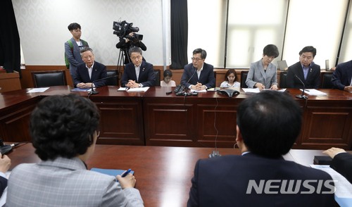 【서울=뉴시스】김선웅 기자 = 김동연 경제부총리 겸 기획재정부 장관이 15일 오전 서울 종로구 정부서울청사에서 열린 고용 관련 긴급 경제현안간담회에서 모두발언을 하고 있다. 2018.06.15. mangusta@newsis.com