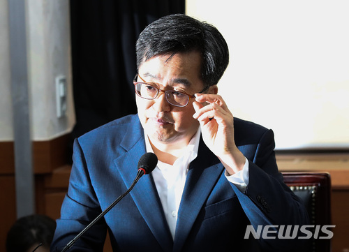 【서울=뉴시스】김선웅 기자 = 김동연 경제부총리 겸 기획재정부 장관이 15일 오전 서울 종로구 정부서울청사에서 열린 고용 관련 긴급 경제현안간담회에서 모두발언을 하고 있다. 2018.06.15. mangusta@newsis.com