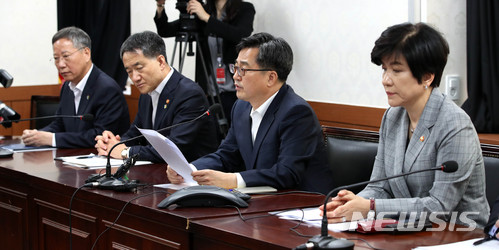 【서울=뉴시스】김선웅 기자 = 김동연 경제부총리 겸 기획재정부 장관이 15일 오전 서울 종로구 정부서울청사에서 열린 고용 관련 긴급 경제현안간담회에서 모두발언을 하고 있다. 2018.06.15. mangusta@newsis.com