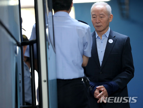 【서울=뉴시스】박주성 기자 = 박근혜정부 당시 국가정보원 특수활동비(특활비)를 청와대에 상납한 혐의로 재판에 넘겨진 남재준 전 국정원장이 15일 오전 서울 서초구 서울중앙지법에서 열린 선고 공판에서 징역 3년을 선고 받고 호송차로 이동하고 있다. 2018.06.15. park7691@newsis.com