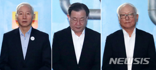 【서울=뉴시스】박주성 기자 = 남재준(왼쪽부터)·이병기·이병호 전 국정원장이 15일 오전 서울 서초구 서울중앙지법에서 열린 선고 공판을 마치고 호송차로 이동하고 있다. 2018.06.15. park7691@newsis.com