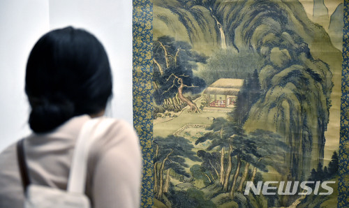 【대구=뉴시스】우종록 기자 = 간송 특별전 '조선회화명품전' 사전 공개 행사가 열린 지난 15일 오전 대구시 수성구 삼덕동 대구미술관에서 참석자들이 전시작품을 관람하고 있다. 2018.06.19. wjr@newsis.com