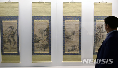 【대구=뉴시스】간송 특별전 '조선회화명품전' 사전 공개 행사가 열린 대구미술관에서 참석자들이 전시작품을 관람하고 있다. 뉴시스DB. 2024.04.102 photo@newsis.com
