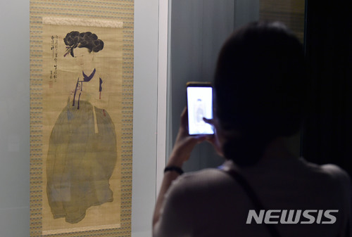 【대구=뉴시스】우종록 기자 = 간송 특별전 '조선회화명품전' 사전 공개 행사가 열린 지난 15일 오전 대구시 수성구 삼덕동 대구미술관에서 참석자들이 전시작품을 관람하고 있다. 2018.06.19. wjr@newsis.com