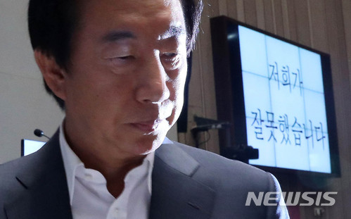 【서울=뉴시스】홍효식 기자 = 자유한국당 김성태 비상대책위원장이 15일 오후 서울 여의도 국회 예결위회의장에서 열린 비상의원총회에서 모두발언을 마친 뒤 자리로 향하고 있다. 2018.06.15.&nbsp; yesphoto@newsis.com