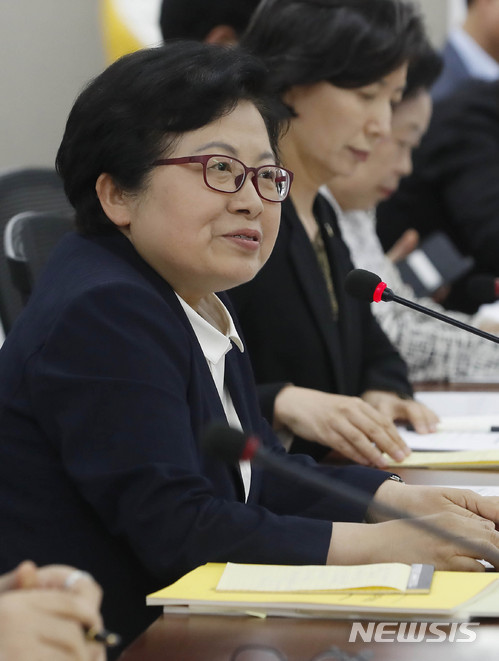【서울=뉴시스】최동준 기자 = 15일 서울 종로구 정부서울청사에서 열린 제3차 범정부 성희롱·성폭력 근절 추진 협의회에서 정현백 여성가족부 장관이 모두발언 하고 있다. 2018.06.15. photocdj@newsis.com