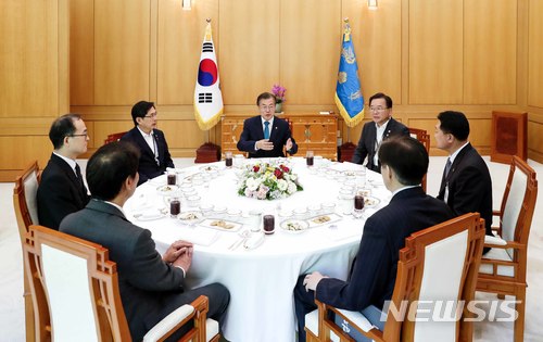 【서울=뉴시스】문재인 대통령이 15일 청와대 본관 백악실에서 검경 수장들과 오찬에 앞서 대화 나누고 있다. 문 대통령 시계방향으로 김부겸 행정안전부 장관, 이철성 경찰청장, 조국 민정수석, 임종석 비서실장, 문무일 검찰총장, 박상기 법무부장관. 2018.06.15. (사진=청와대 제공) photo@newsis.com