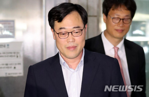 【서울=뉴시스】이영환 기자 = 김기식 전 금감원장이 15일 오후 서울 양천구 남부지검에서 조사를 마치고 귀가하고 있다.검찰은 김 전 원장이 국회 정무위원회 소속 의원시절 피감기관 돈으로 여러차례 해외출장을 다녀온 의혹과 관련해 정치자금법 위반과 뇌물수수 혐의 등으로 소환해 조사했다. 2018.06.15. 20hwan@newsis.com