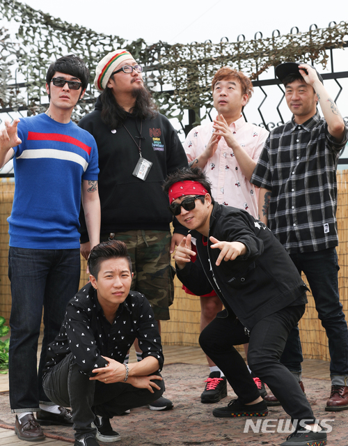 【서울=뉴시스】조수정 기자 = DMZ 피스트레인 뮤직페스티벌에 참여하는 그룹 크라잉넛과 기타리스트 차승우가 13일 서울 상수동에서 뉴시스와 인터뷰하고 있다. 왼쪽부터 시계방향으로 차승우, 크라잉넛 김인수, 이상면, 이상혁, 한경록, 박윤식. 2018.06.18. chocrystal@newsis.com