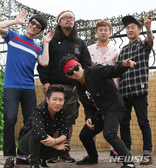 【서울=뉴시스】조수정 기자 = DMZ 피스트레인 뮤직페스티벌에 참여하는 그룹 크라잉넛과 기타리스트 차승우가 13일 서울 상수동에서 뉴시스와 인터뷰하고 있다. 왼쪽부터 시계방향으로 차승우, 크라잉넛 김인수, 이상면, 이상혁, 한경록, 박윤식 . 2018.06.18. chocrystal@newsis.com