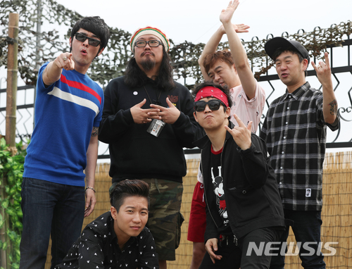 【서울=뉴시스】조수정 기자 = 2018 DMZ 피스트레인 뮤직페스티벌에 참여하는 그룹 크라잉넛과 기타리스트 차승우가 13일 서울 상수동에서 뉴시스와 인터뷰하고 있다. 왼쪽부터 시계방향으로 차승우, 크라잉넛 김인수, 이상면, 이상혁, 한경록, 박윤식. 2018.06.18. chocrystal@newsis.com