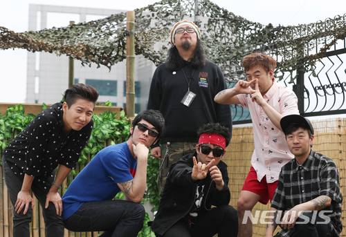 【서울=뉴시스】조수정 기자 = 2018 DMZ 피스트레인 뮤직페스티벌에 참여하는 그룹 크라잉넛과 기타리스트 차승우가 13일 서울 상수동에서 뉴시스와 인터뷰하고 있다. 왼쪽부터 크라잉넛 박윤식, 차승우, 크라잉넛 김인수(뒤), 한경록(앞), 이상면, 이상혁. 2018.06.18. chocrystal@newsis.com