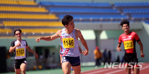 【서울=뉴시스】 2018 코리아오픈 국제육상경기대회 남자 200m 결승에서 가장 먼저 결승선을 통과하는 박태건(사진 가운데). (사진 = 대한육상경기연맹 제공)