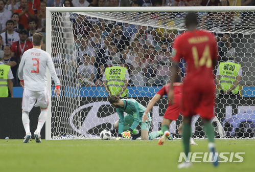 【소치=AP/뉴시스】16일 오전(한국시간) 러시아 소치 피시트 경기장에서 열린 2018 러시아 월드컵 조별리그 B조 1차전에서 스페인 다비드 데헤아 골키퍼가 두 번째 골을 허용하고 있다. 스페인과 포르투갈은 3-3으로 비겼다. 