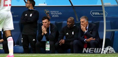 【상트페테르부르크(러시아)=뉴시스】고범준 기자 = 15일(현지시간) 러시아 상트페테르부르크 스타디움에서 열린 2018 러시아월드컵 이란-모로코 경기, 이란의 케이로스 감독(오른쪽)이 선수들의 움직임을 지켜보고 있다. 2018.06.16. bjko@newsis.com