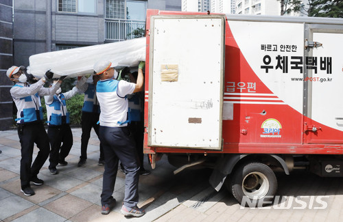 【서울=뉴시스】최동준 기자 = 유영민 과학기술통신부 장관, 강성주 우정사업본부장 등 우체국 직원들이 16일 서울 송파구 잠실의 한 아파트 단지에서 방사성 물질인 라돈이 검출돼 논란이 불거진 대진침대 매트리스를 우체국 택배 차량에 수거하고 있다. 2018.06.16. photocdj@newsis.com