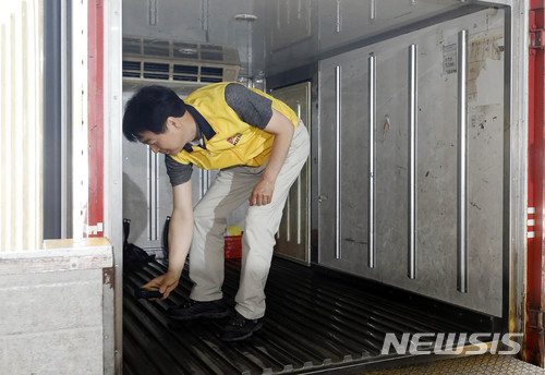 【서울=뉴시스】최동준 기자 = 방사능방호기술지원본부 관계자가 16일 서울 송파우체국에서 대진침대 매트리스를 수거한 우체국 택배 차량의 방사능 수치를 측정하고 있다. 2018.06.16. photocdj@newsis.com