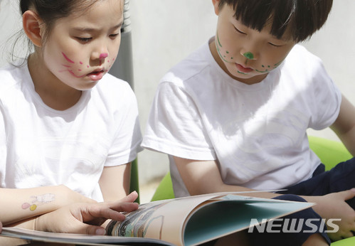 【서울=뉴시스】최동준 기자 = 16일 서울 마포구 문화비축기지에서 열린 '책토끼와 책으로 놀장' 어린이 책축제를 찾은 어린이들이 독서를 하고 있다. 사진은 기사와 관련 없음. 2018.06.16. photocdj@newsis.com