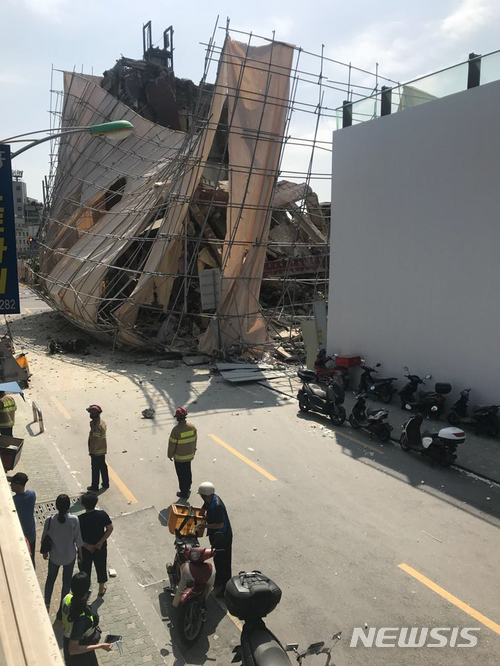 【서울=뉴시스】16일 오전 서울 동작구 신대방2동의 한 재건축 단지 공사현장에서 철거중이던 건물이 무너지는 사고가 발생했다. 2018.06.16.(사진=독자 제공) photo@newsis.com