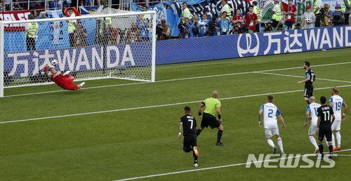 메시, 실축·난사…인간계 내려와 고개 숙인 ‘축구의 신’ 
