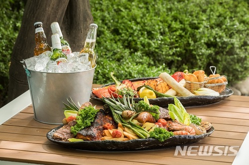 【서울=뉴시스】노보텔 앰배서더 서울 강남 '그랑아'의 '2018 월드컵 치어스&비어스 프로모션'. 