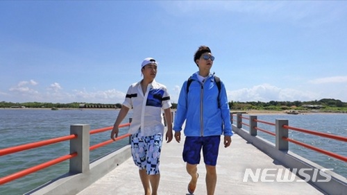 그룹 '빅뱅' 멤버 승리(왼쪽), MC 박수홍