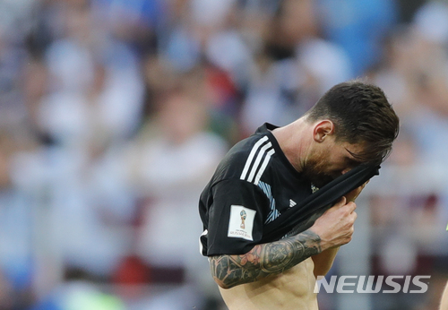 메시, 실축·난사…인간계 내려와 고개 숙인 ‘축구의 신’ 