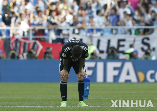 메시, 실축·난사…인간계 내려와 고개 숙인 ‘축구의 신’ 