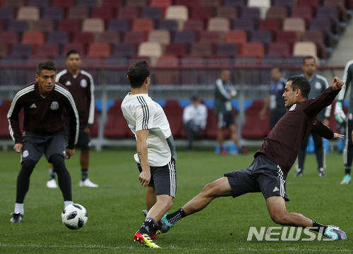 【모스크바=AP/뉴시스】멕시코 축구대표팀 선수들이 17일(한국시간) 독일과의 2018 러시아 월드컵 조별리그 F조 1차전을 앞두고 모스크바 루즈니키 스타디움에서 훈련하고 있다.&nbsp; 