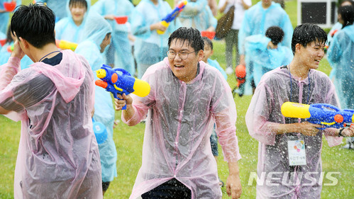【수원=뉴시스】이정선 기자 = 17일 오후 경기 수원 제1야외음악당에서 열린 제11회 다문화한가족축제에서 참가자들이 물총싸움을 하며 즐거운 시간을 보내고 있다. 2018.06.17. ppljs@newsis.com