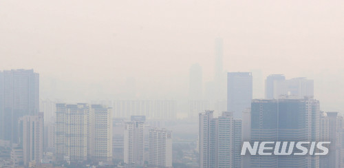 【서울=뉴시스】추상철 기자 = 미세먼지 농도는 '보통' 단계이지만 초미세먼지 농도가 '나쁨'단계를 보인 17일 오후 서울 용산구 남산에서 바라본 도심이 뿌옇게 보이고 있다. 2018.06.17. scchoo@newsis.com